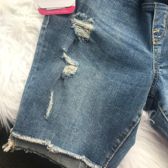 Isabel Bermuda Distressed Maternity Shorts NWT - Picture 2 of 8